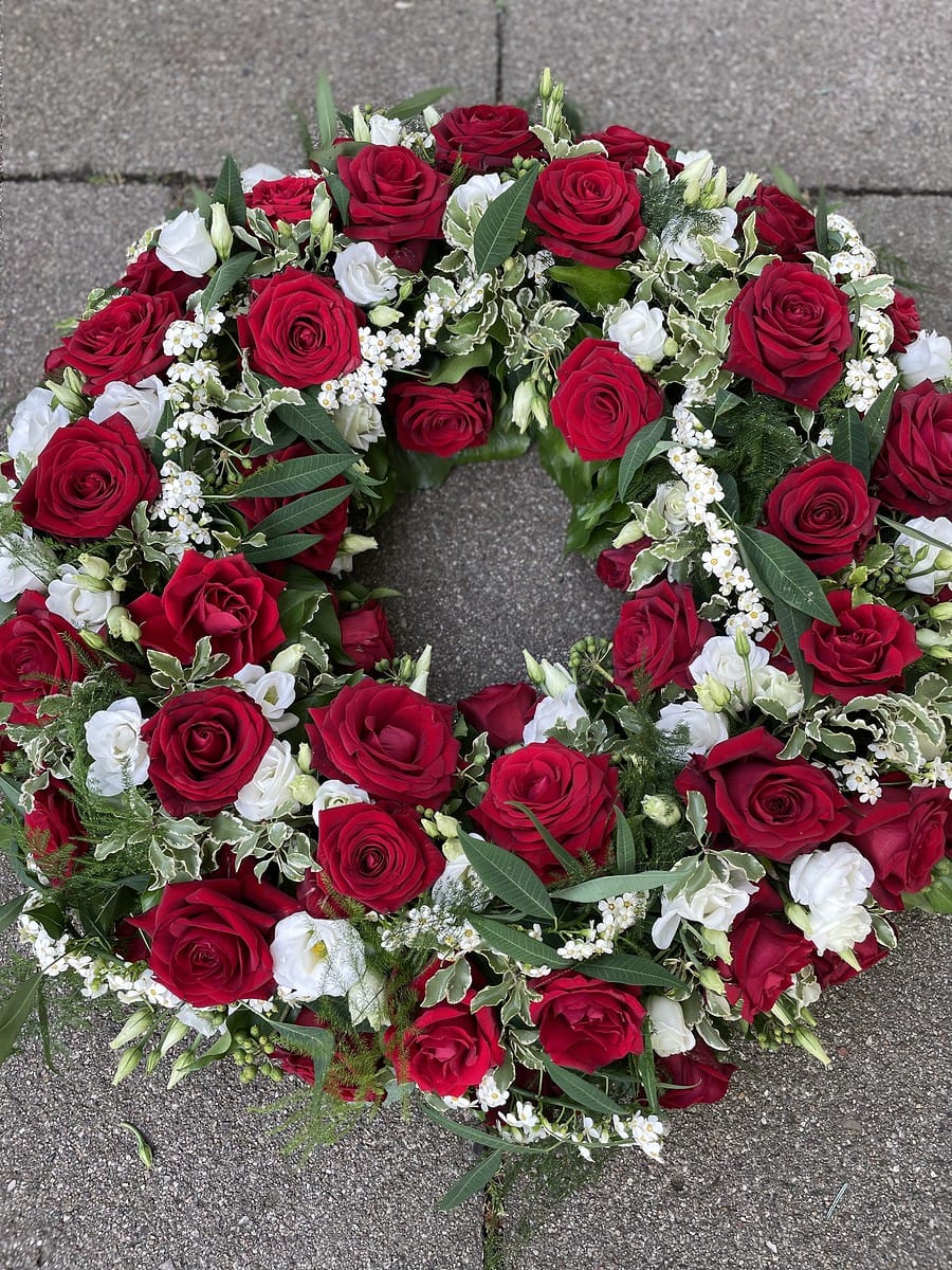 2 Blütenkranz in Rot und Weiß, rote Rosen klassisch