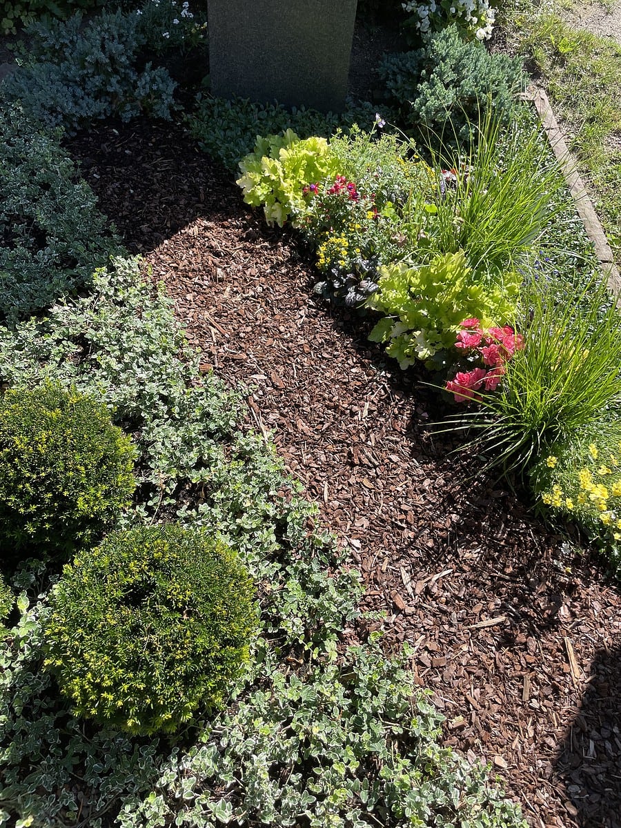 2 Grabgestaltung Sommer
Buntes Sommerbeet