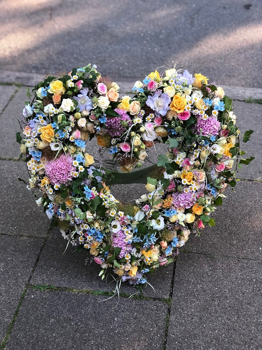 2 Trauerfloristik als Herz, bunte Sommerblumen, stehend