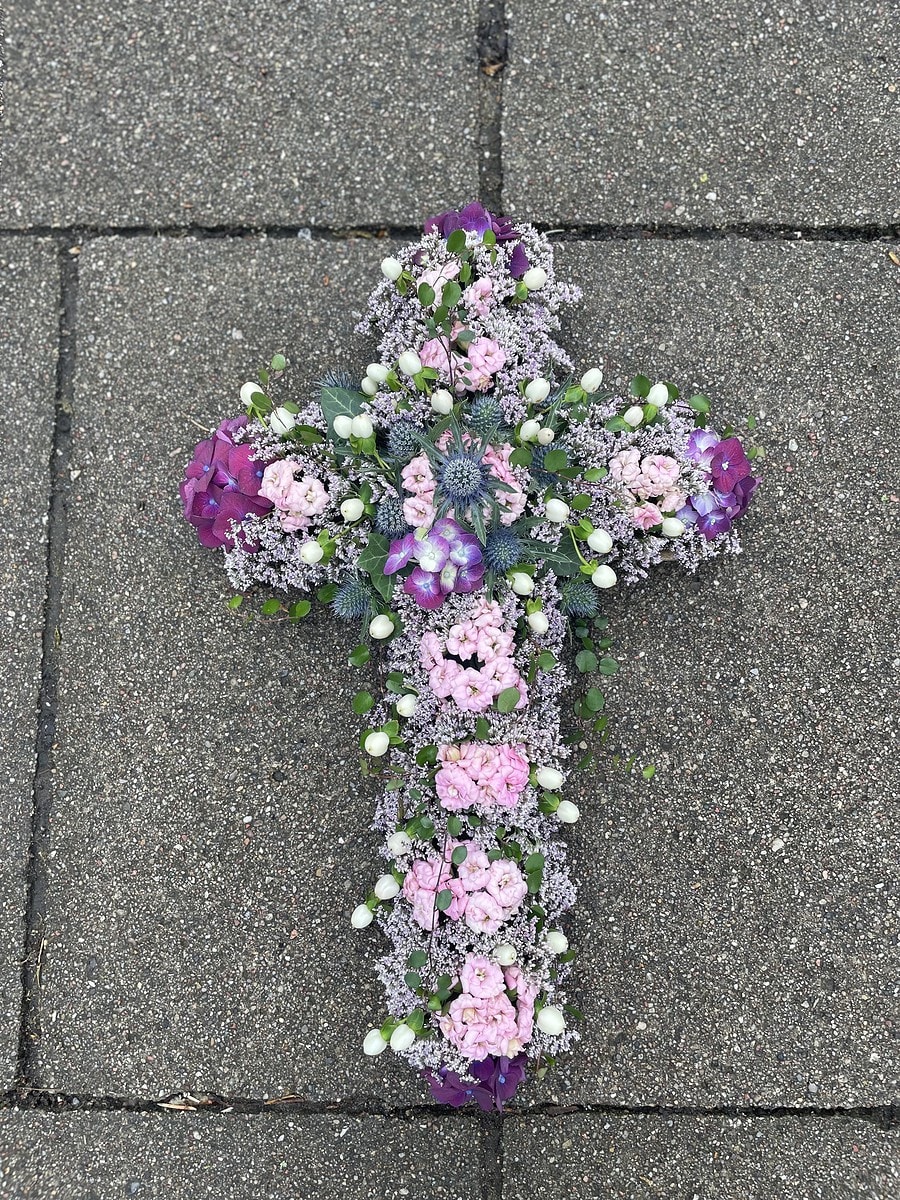 3 Trauerfloristik Kreuz