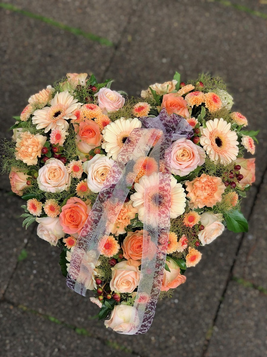 4 Trauerfloristik als Herz Orange Apricot