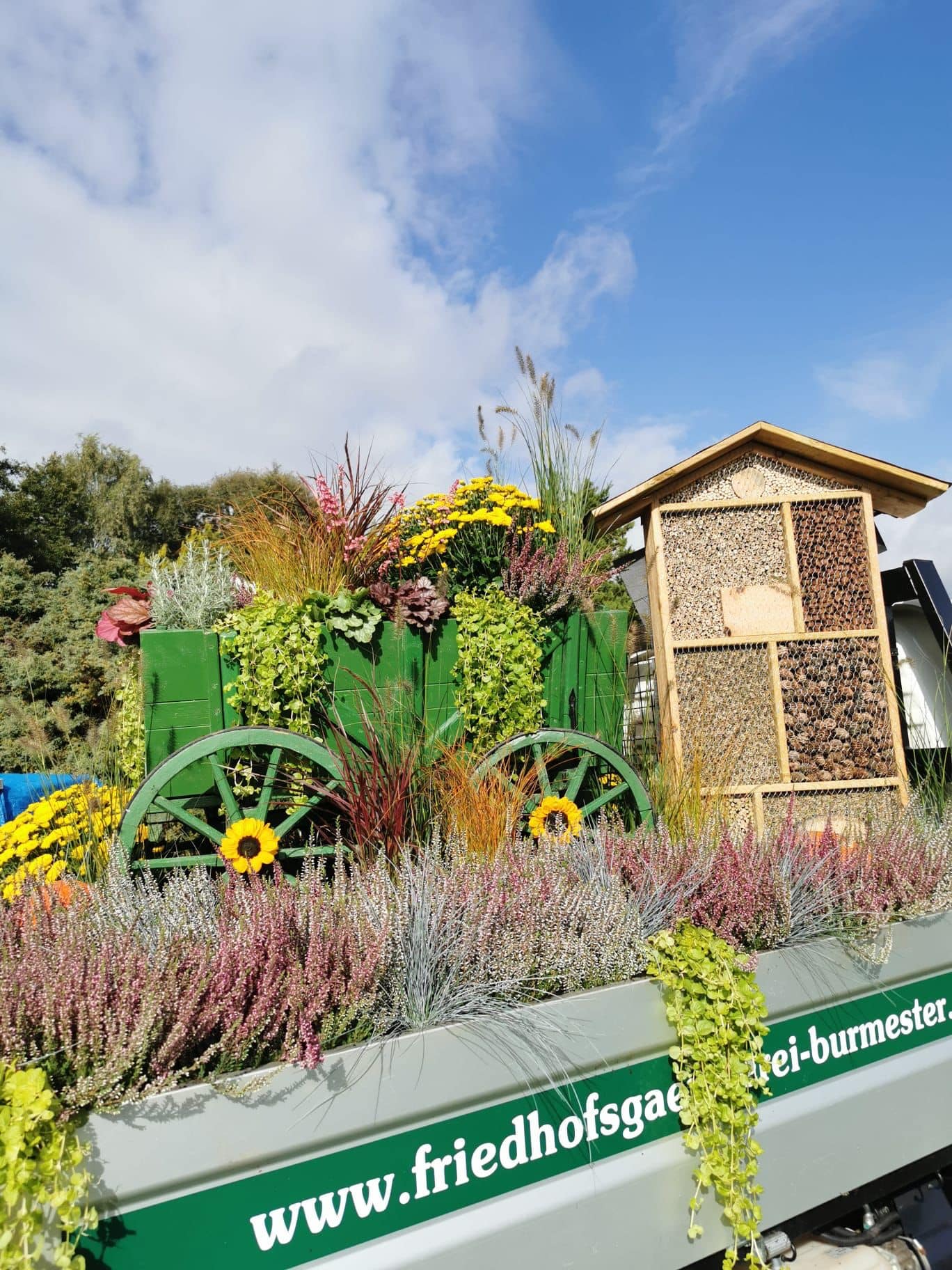 Erntedank-Festwagen im Stil eines naturnahen Staudengartens