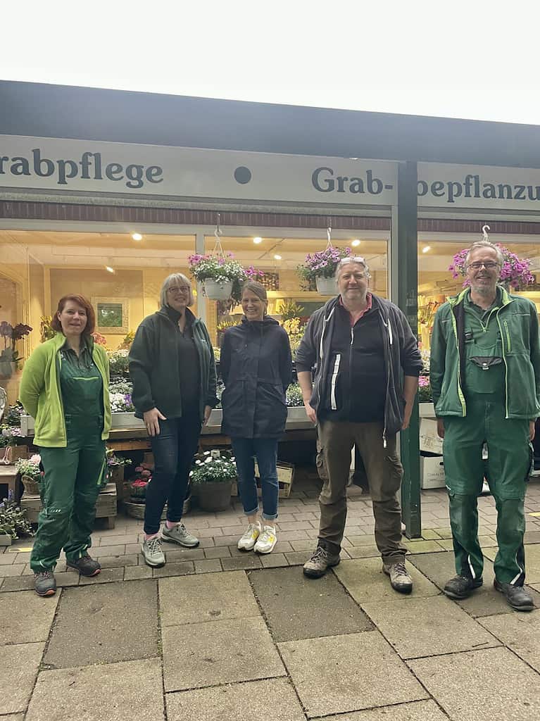 Von der Landwirtschaftskammer geprüft und bestanden (von links: Ausbilderin Saskia Sauerbier, Inhaberin Ines Ahlfeld, Prüferin der Landwirtschaftskammer Sandra Hauttmann, Friedhofsmeister Hans-Jörg Gehrken, Ausbilder und Inhaber Holger Burmester)
