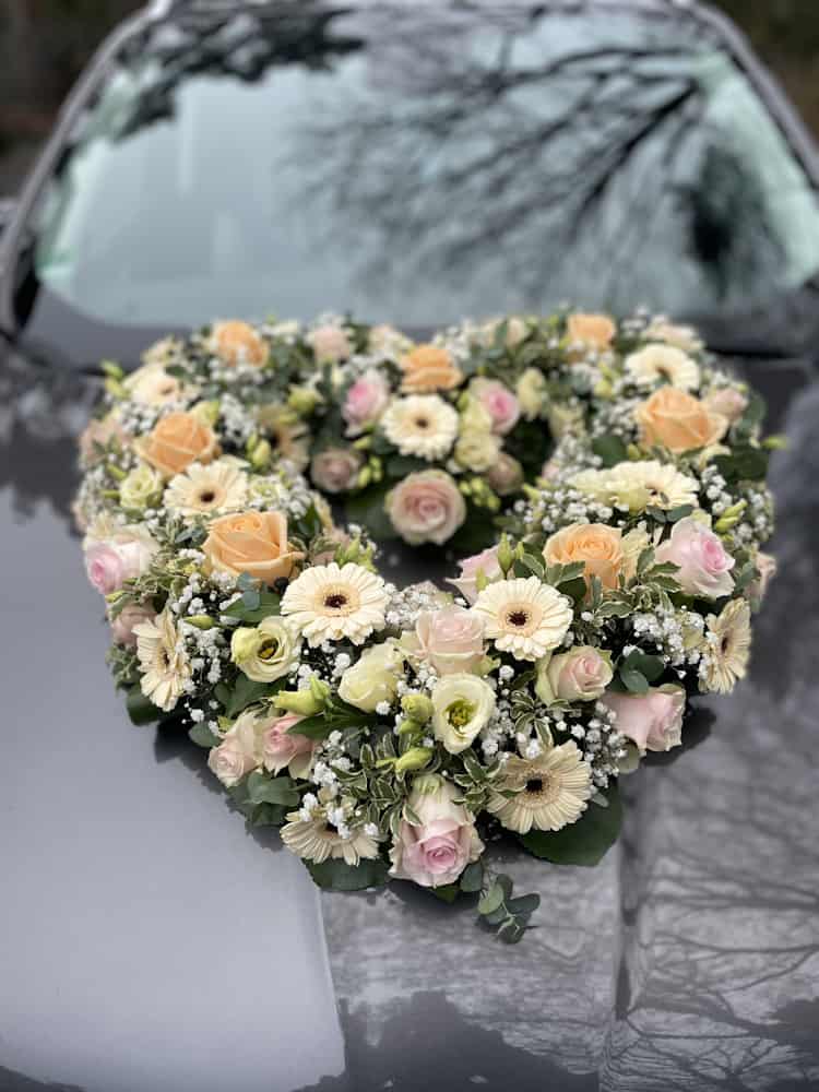 Wir gestalten den Blumenschmuck für Ihre Hochzeit individuell nach Ihren Wünschen! Autoschmuck | Hochzeitsfloristik – individuell gestaltet