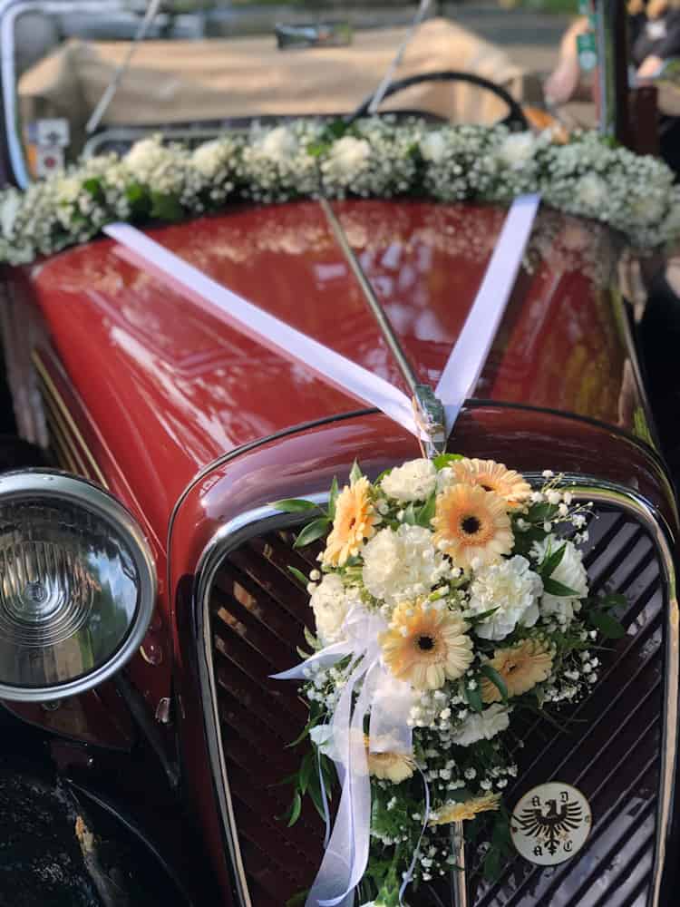 Wir gestalten den Blumenschmuck für Ihre Hochzeit individuell nach Ihren Wünschen! Autoschmuck für einen Oldtimer | Hochzeitsfloristik – individuell gestaltet