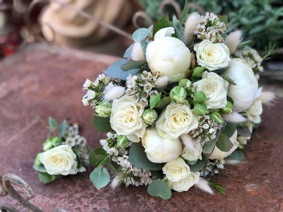 Wir gestalten den Blumenschmuck für Ihre Hochzeit individuell nach Ihren Wünschen! Brautstrauß und Anstecker für den Bräutigam | Hochzeitsfloristik – individuell gestaltet