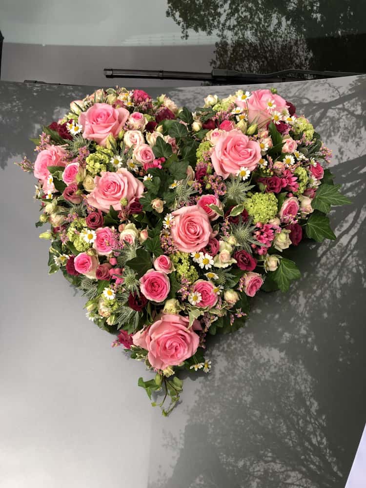 Wir gestalten den Blumenschmuck für Ihre Hochzeit individuell nach Ihren Wünschen! Autoschmuck | Hochzeitsfloristik – individuell gestaltet