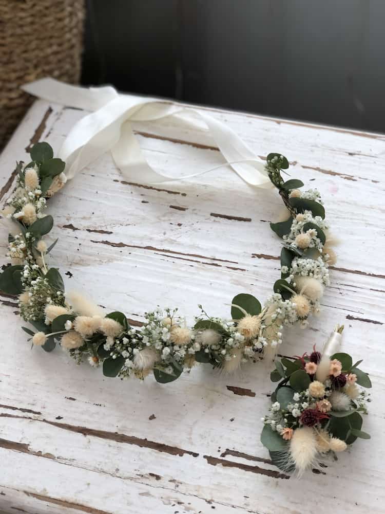 Wir gestalten den Blumenschmuck für Ihre Hochzeit individuell nach Ihren Wünschen! Haarschmuck und Anstecker | Hochzeitsfloristik – individuell gestaltet