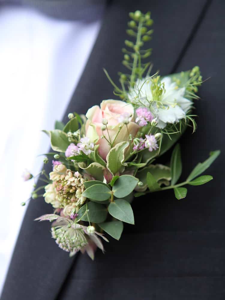 Wir gestalten den Blumenschmuck für Ihre Hochzeit individuell nach Ihren Wünschen! Anstecker für den Bräutigam | Hochzeitsfloristik – individuell gestaltet