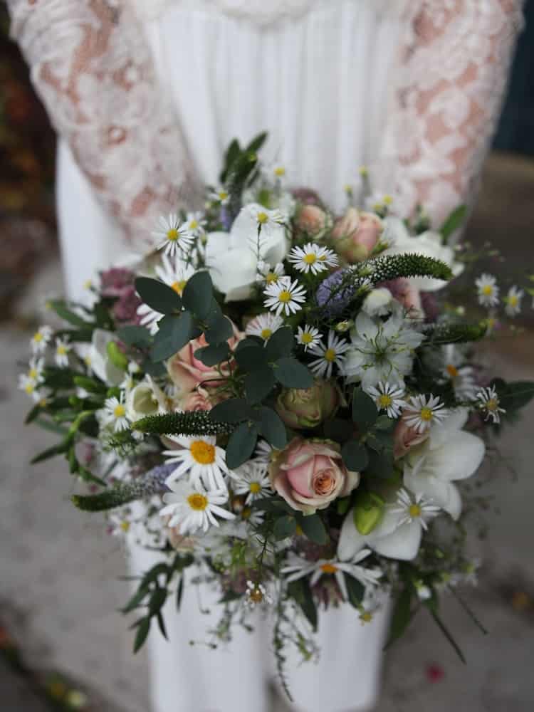 Wir gestalten den Blumenschmuck für Ihre Hochzeit individuell nach Ihren Wünschen! Brautstrauß | Hochzeitsfloristik – individuell gestaltet